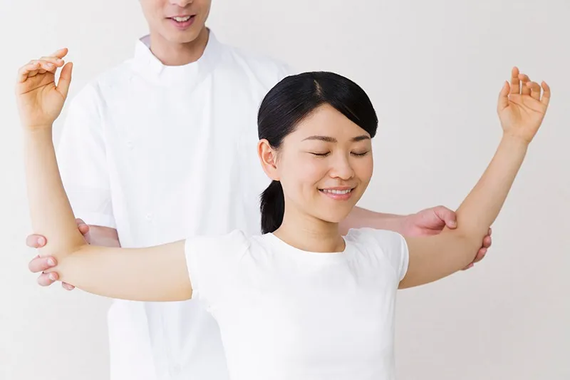 【岡崎市で姿勢改善】整体院つなぎ～繋～が巻き肩姿勢のお悩みに対応します